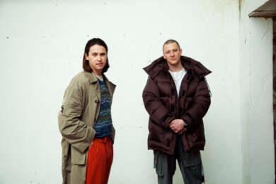 Portraitfoto: Das Duo Jungle vor einer weißen Wand