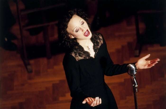 Szenenbild aus „La vie en rose“: Édith Piaf (Marion Cotillard) steht singend auf der Bühne.