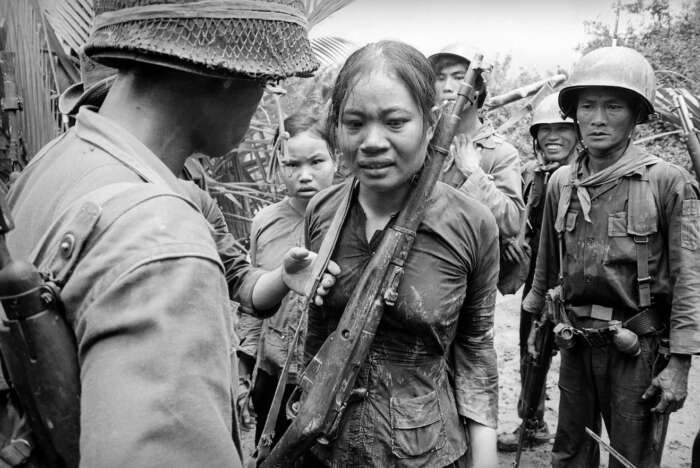 25. August 1965: Eine junge Soldatin, die verdächtigt wird, dem Vietcong anzugehören, wird von Anhängern der südvietnamesischen Armee zur Rede gestellt.