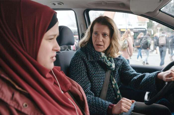 Wanda (Caroline Peters, re.) kann es nach wie vor nicht fassen, dass ihre Tochter Nina (Chantal Zitzenbacher, li.) ohne ihr Wissen zum Islam konvertiert ist und nun verschleiert durchs Leben geht.