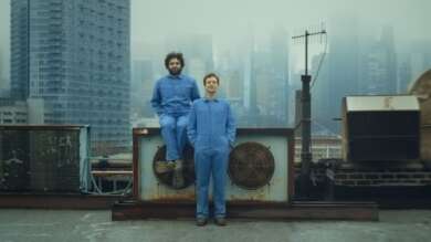 Holy Hive Zwei Männer Blaue Overalls Dach