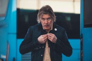 mann schnurrbart jeansjacke lange haare