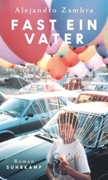 Buchcover „Fast ein Vater“ von Alejandro Zambra, Junge mit Luftballons, Autos im Hintergrund