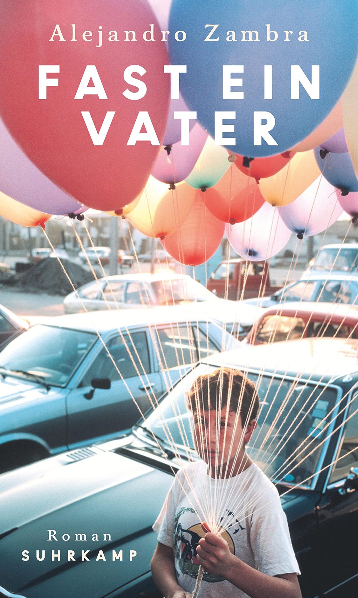 Buchcover „Fast ein Vater“ von Alejandro Zambra, Junge mit Luftballons, Autos im Hintergrund