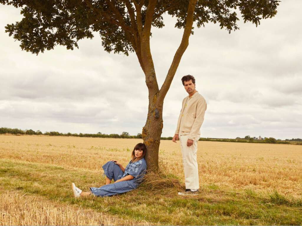 Das Duo Oh Wonder in der Natur