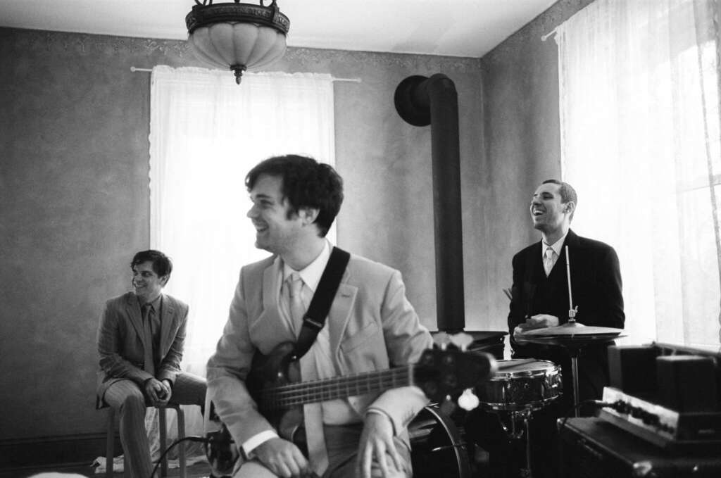 Die drei Bandmitglieder von Badbadnotgood in einem Wohnzimmer.