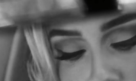 Adele gesenkter blick schwarz weiß closeup augenpartie
