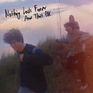 Auf der Artwork des Debütalbums „Nothing lasts forever and that’s ok“ von Blanks laufen drei Junge Menschen lachend einen kleinen, grünen Hügel hinab.
