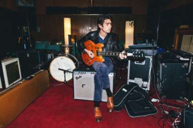 Nicolas Michaux mit E-Gitarre im Studio.