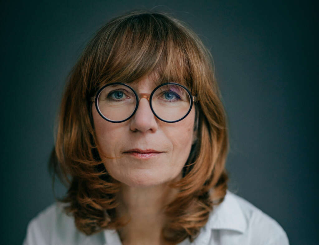 Tanja Weber Frau Brille Weißes Hemd