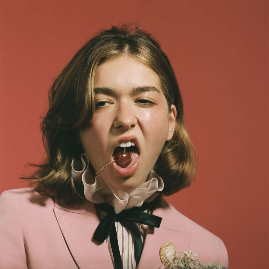 Lindsey Jordan alias Snail Mail mit Kirsche im Mund