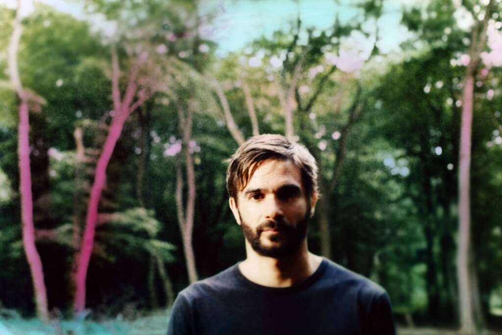Portraitfoto Jon Hopkins im Wald