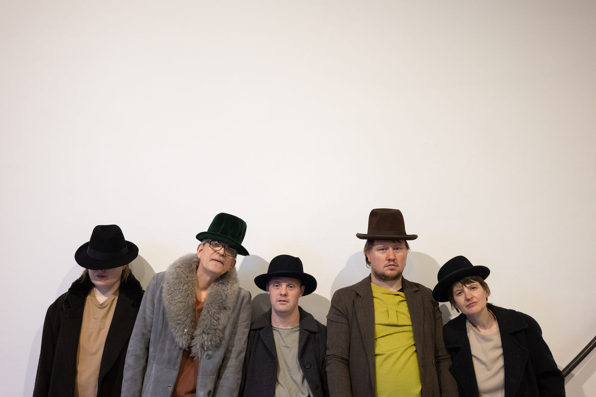 Performance-Truppe von „Das Beuys“ des Theater Thikwa mit schwarzen Hüten à la Beuys.