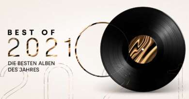 Best of 2021 bei Qobuz in golderner Schrift mit einer Vinyl-Platte daneben.