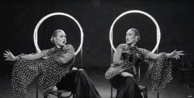 Adele gespiegelt mit heiligenscheinartiger Lampe
