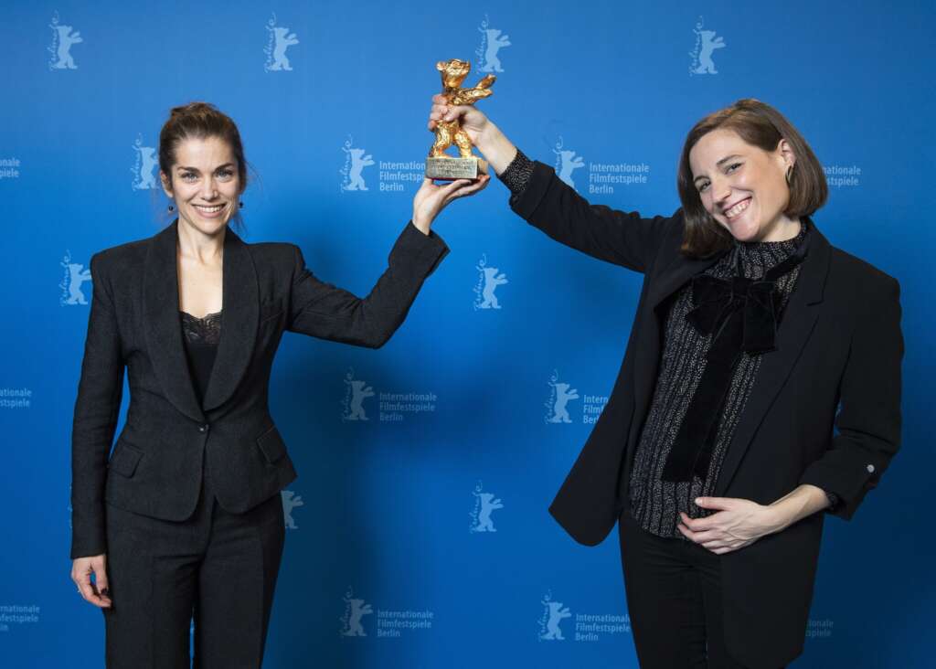 Der Goldene Bär für den Besten Film geht an Carla Simón für „Alcarràs“, zu sehen sind Produzentin María Zamora und Regisseurin Carla Simón.