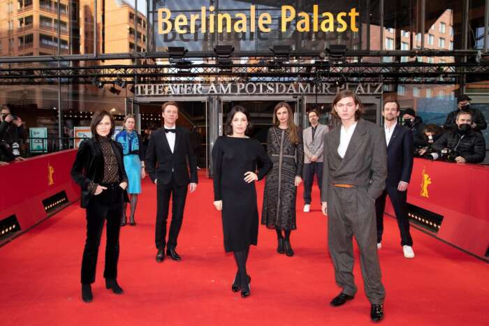 Die Darsteller:innen von „A E I O U – Das schnelle Alphabet der Liebe“ von Nicolette Krebit bei der Berlinale Premiere2022.