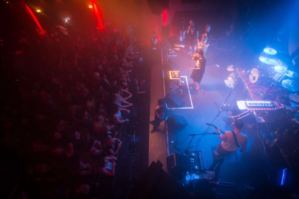 Links tobt die Menschenmenge, rechts spielt die band – auf der Bühne vom Gruenspan Hamburg.