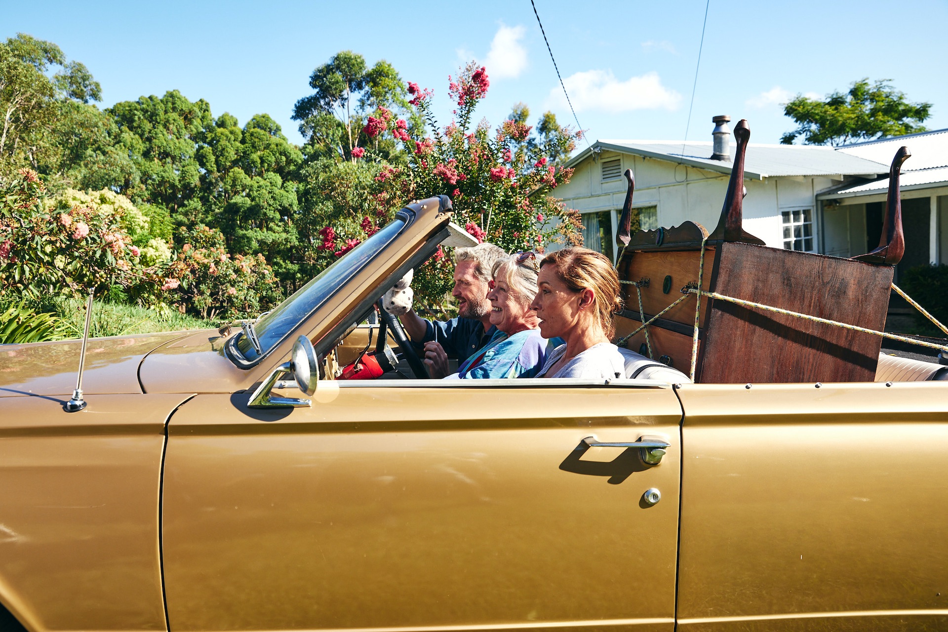 Eine Szene im Auto aus „Noch einmal June“, zu sehen sind June und ihre erwachsenen Kinder die lachend davon brausen.