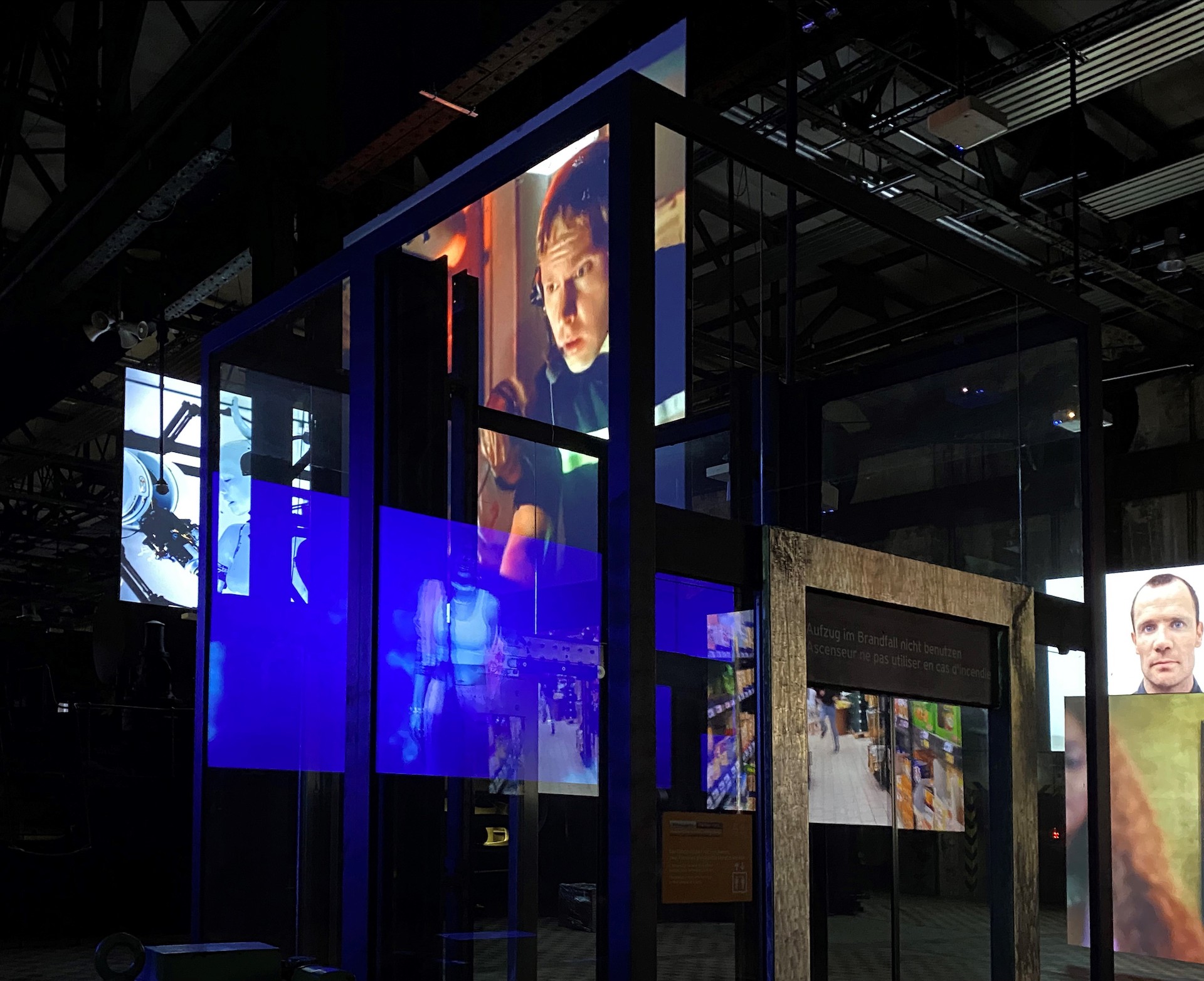 Raumfoto_Spiegelungen-Aufzug