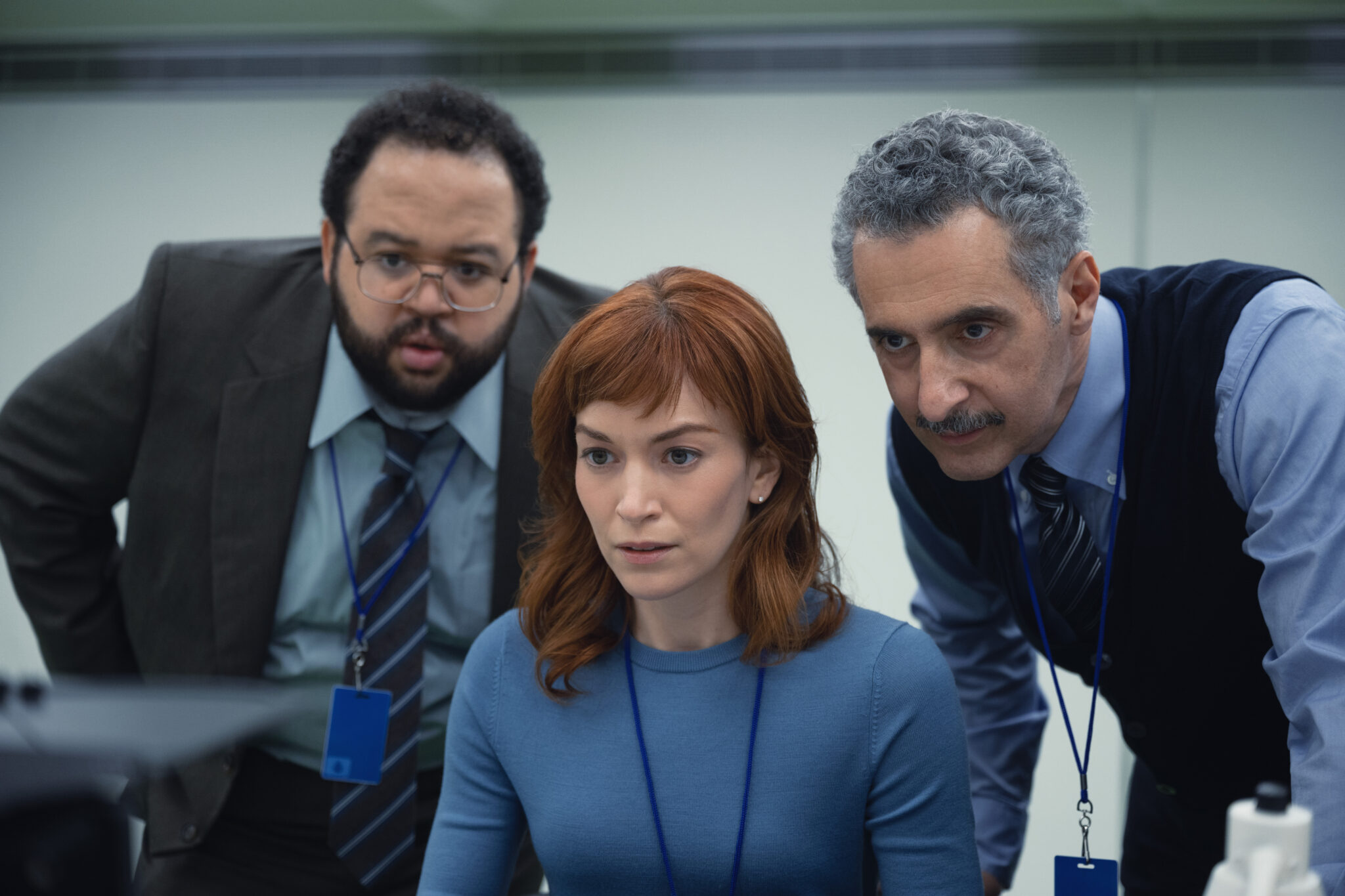 Zach Cherry, Britt Lower und John Turturro in „Severance“, ab 18. Februar 2022 auf Apple TV+.