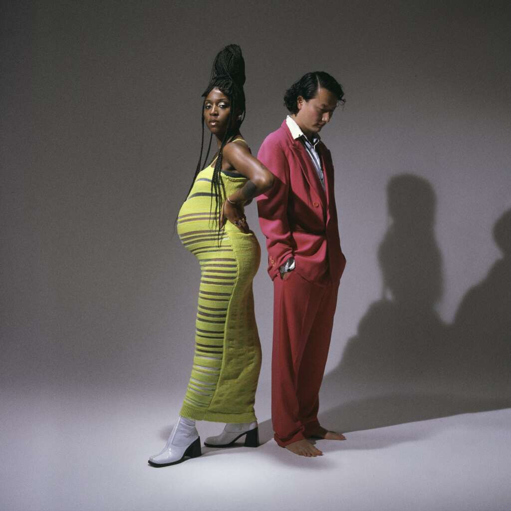 Foto zu „Topical dancer“: Charlotte Adigéry & Bolis Pupul in knallfarbigen Outfits.