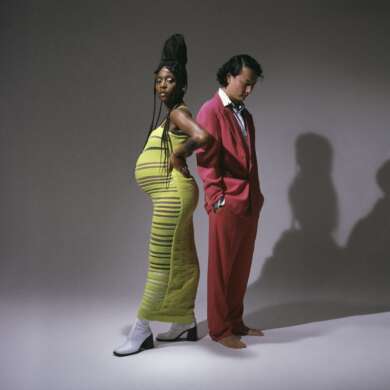Foto zu „Topical dancer“: Charlotte Adigéry & Bolis Pupul in knallfarbigen Outfits.