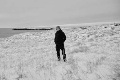 Ein Foto von Dominik Eulberg am Strand in schwarz-weiß