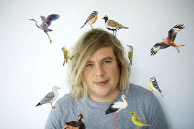 Portraitfoto Dominik eulberg mit Vögeln