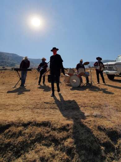 Die Band Future Kult steht als maskierte Cowboy-Erscheinung in ihrem Video zum Track „Hidalgo“ in der Wüste Mexikos.