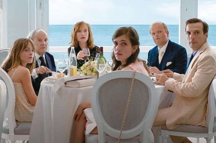 "Happy End": Szene mit v.l.n.r. Eve (Fantine Harduin), Georges Laurent (Jean-Louis Trintignant) und Anne Laurent (Isabelle Huppert), Lawrence (Toby Jones), Thomas Laurent (Mathieu Kassovitz) und Anaïs (Laura Verlinden).