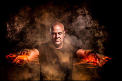 Portraitfoto Jacob Karlzon mit brennenden Händen