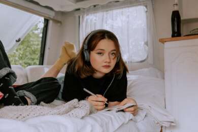 Weltfrauentag 2022: Eine junge Frau hört in ihrem Van Musik