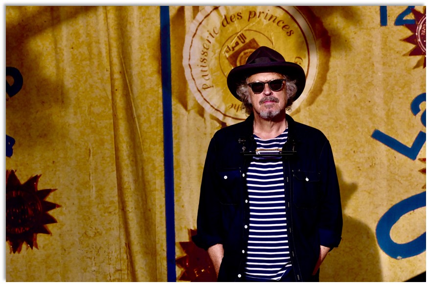 Wolfgang Niedecken ist mit Hut und Sonnenbrille für sein Album „Dylanreise“ zu sehen.