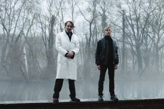 Portraitfoto mit Bäumen im Hintergrund: Chillt Gonzales und Plastikman alias Richie Hawtin