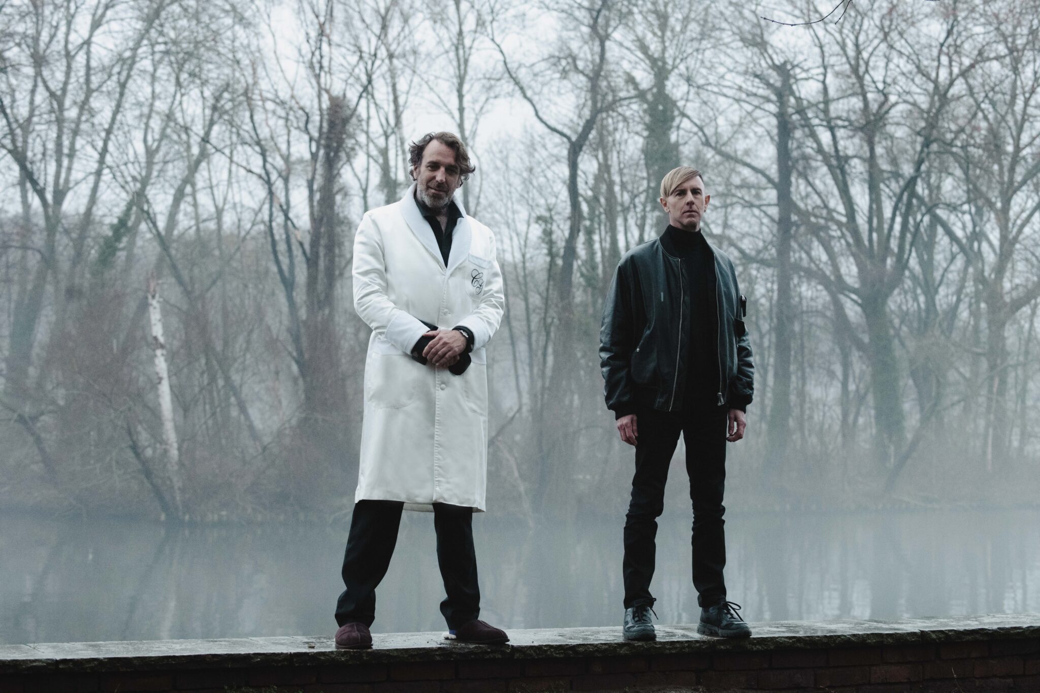 Portraitfoto mit Bäumen im Hintergrund: Chillt Gonzales und Plastikman alias Richie Hawtin