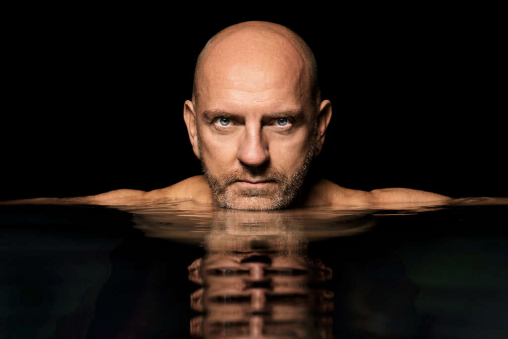 Portraitfoto im Wasser Sven Väth