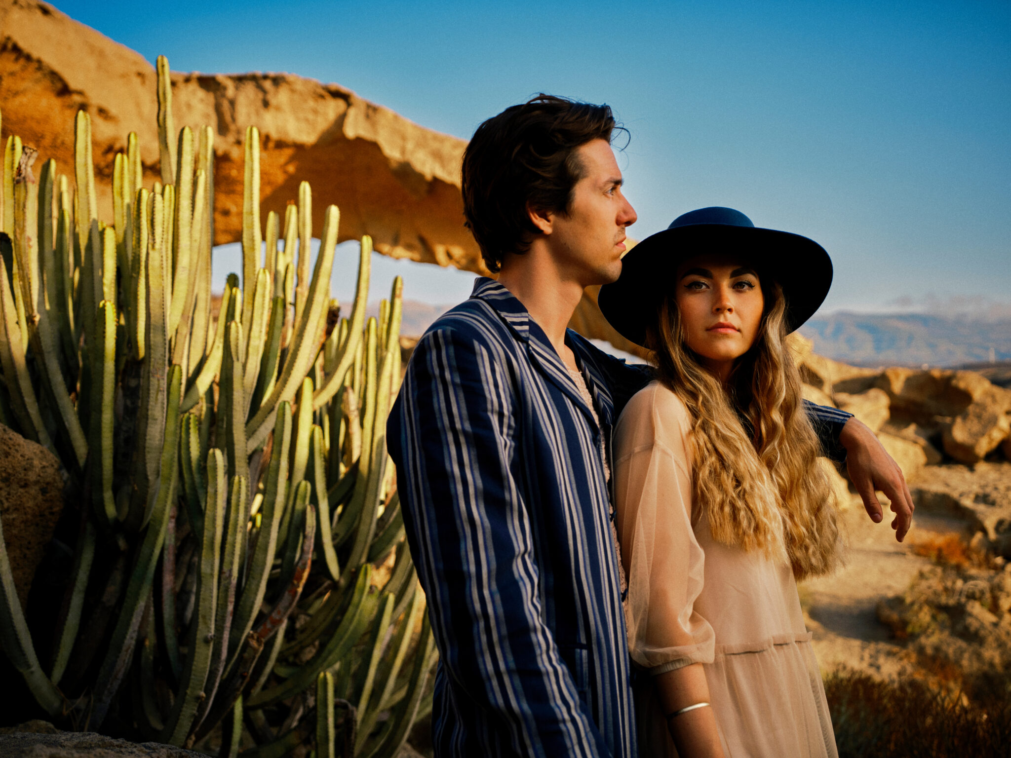 Stephanie und Alexander von Cari Cari bei einem Fotoshooting mit Wüste im Hintergrund.
