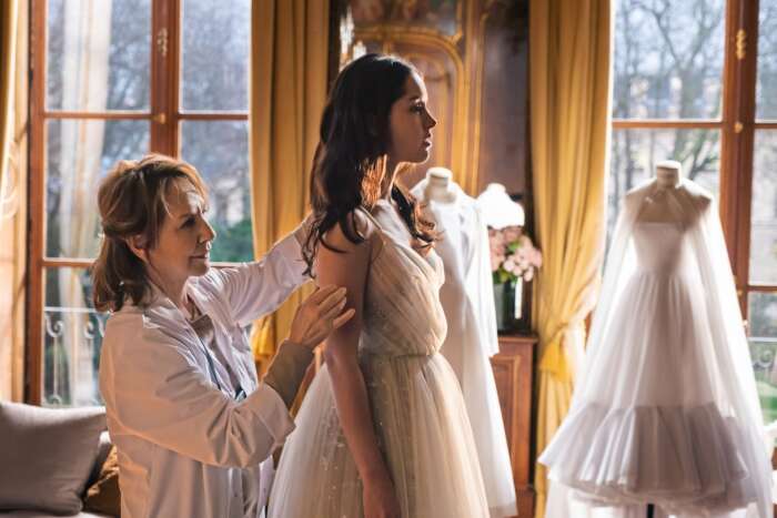 Zu sehen sind die beiden Frauen, um die sich der Film „Haute Couture“ dreht, im Doir-Atelier. Die ältere passt ein weißes Tüllkleid an der anderen an.