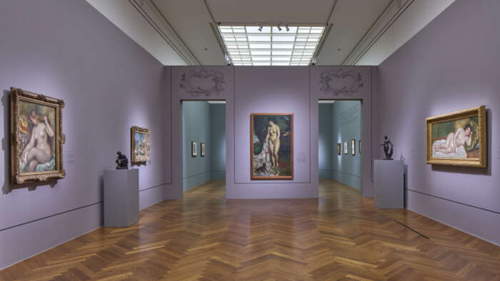 In der Ausstellungsansicht „RENOIR. ROCOCO REVIVAL“ sind Gemälde von Renoir im Städel Museum auf fliederfarbenen Wänden zu sehen.