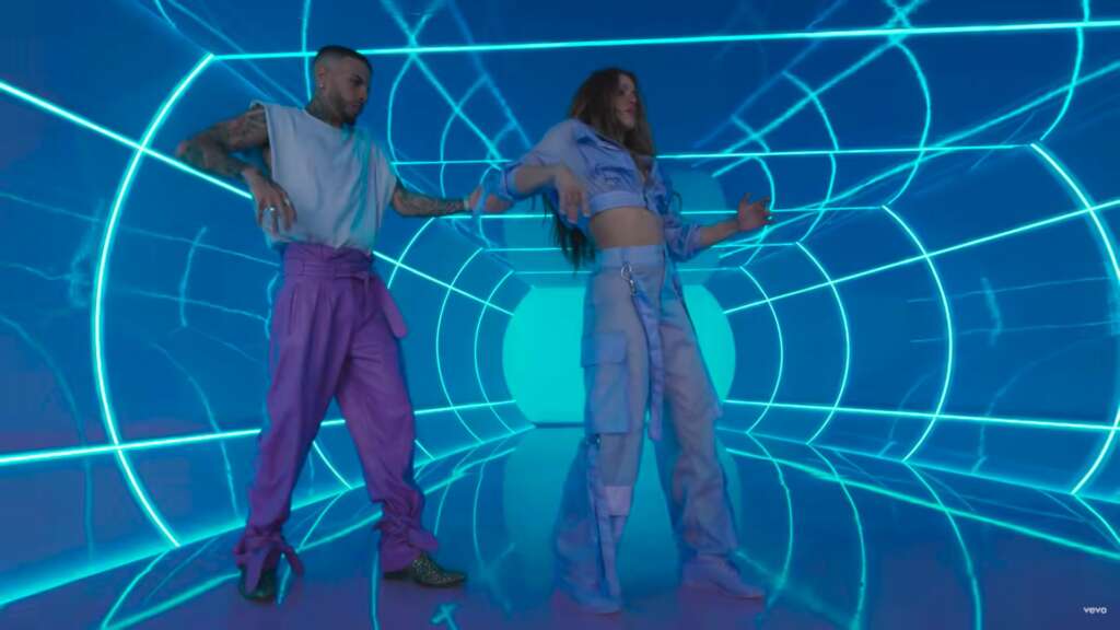 Shakira und Rauw Alejandro tanzen im Video zu „Te Felicito“ als Roboter in einer beleuchteten Röhre.