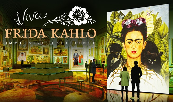 Große digitale Leinwände mit Kunst von Frida kahlo sind zu sehen, davor fast winzige wirkende besucher:innen. Darüber liegt die Aufschrift „Viva Frida Kahlo - Immersive Experience“.