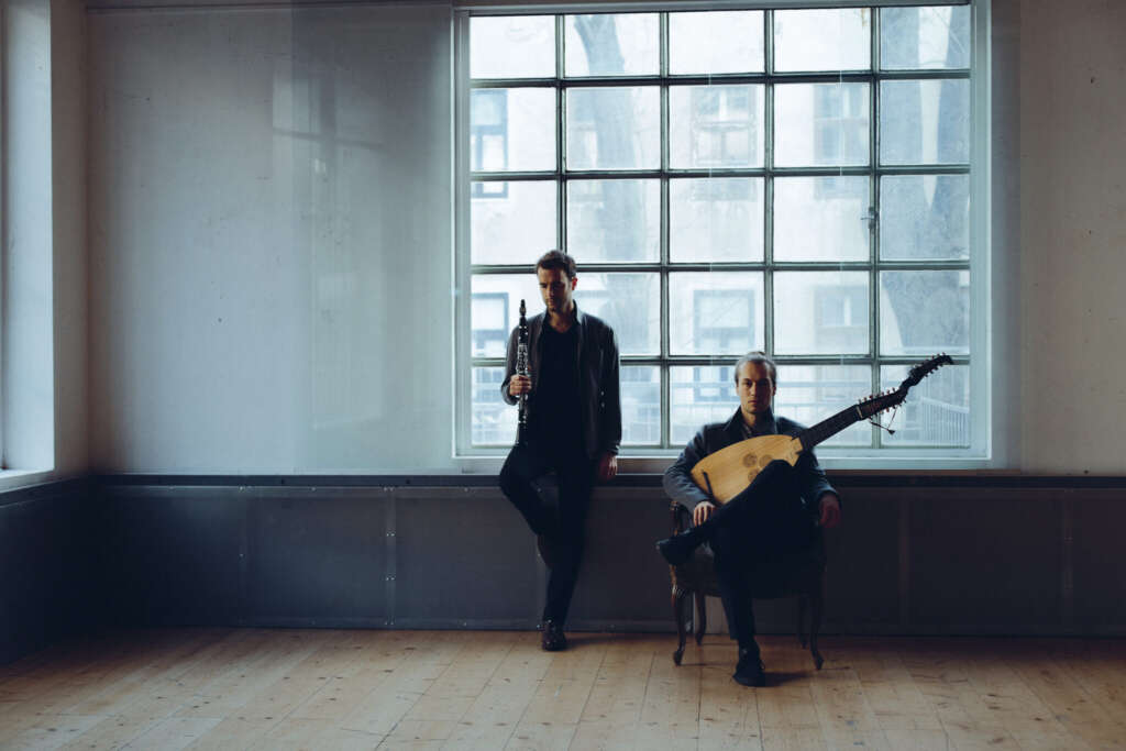 David Orlowsky und David Bergmüller im Loft vor Fensterfront