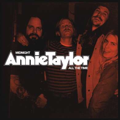 Zu sehen ist wie ein Sepia-Foto in Schwarz-Orange aufgenommene Cover von Annie Taylors neuer Doppelsingle, darauf sind auch die Bandmitglieder abgebildet.