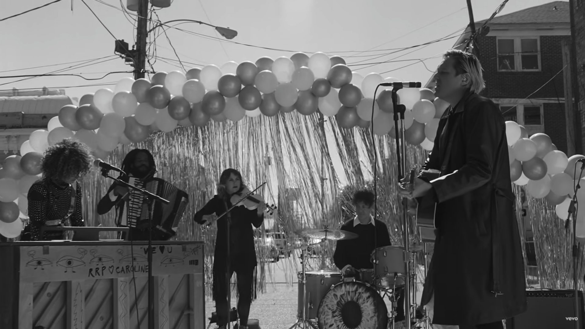 Arcade Fire im schwarz-weiß Video zu „Lightning I, II“.