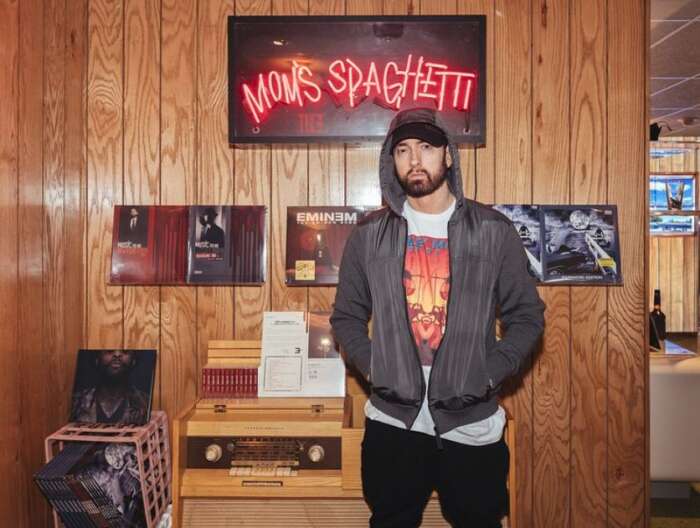 „The Eminem Show“: Rapper Eminem in seinem Restaurant namens Mom's Spaghetti vor dem Schild mit dem Restaurantnamen.