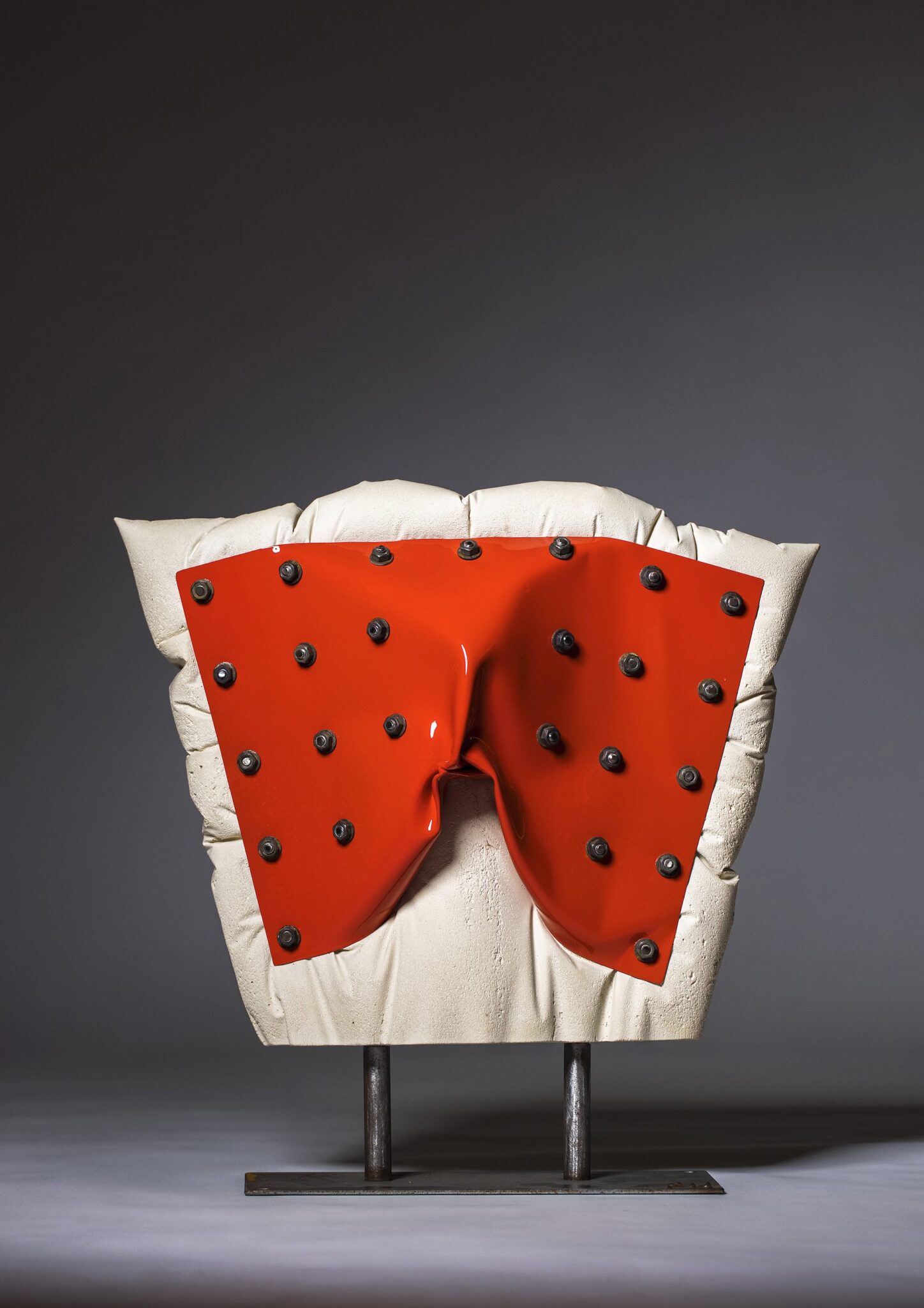 Zu sehen ist Felix Haspels „Korsett-in-Lavaorange, 2020. SOURCES II, Serie_SPACES)“.