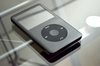 Ein anthrazitgrauer iPod ist zu sehen.