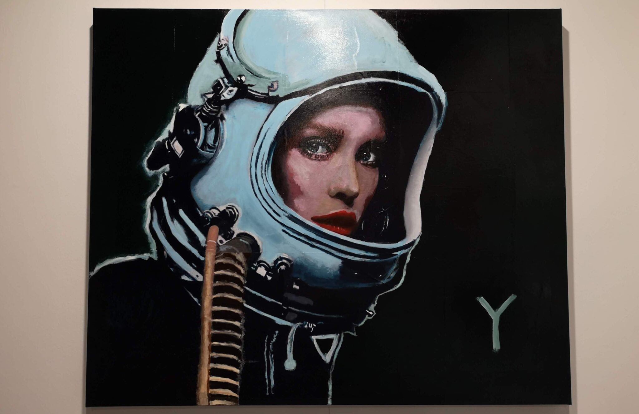 Eine Frau mit Astronautenhelm von Julia Maier auf der INCorporating art fair Hamburg.