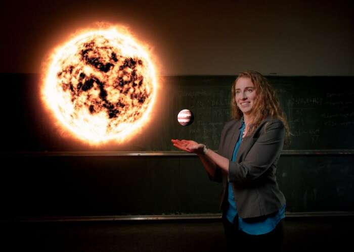 "Leben im Weltall? Die Entdeckung der Exoplaneten": Die Forscherin Laura Kreidberg, neben ihr sind die Animationen einer Sonne und eines Exoplaneten zu sehen.